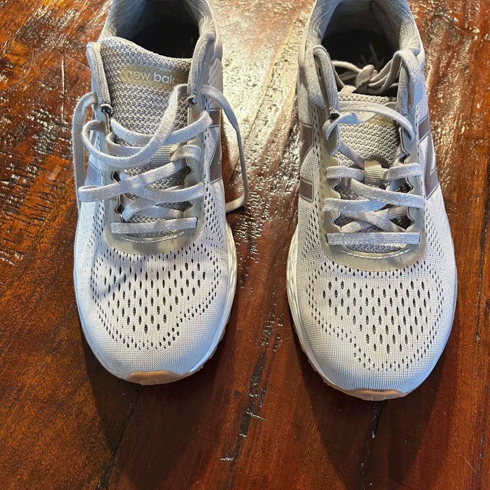 New Balance womens 9.5 Shoes in Light Gray FRESH FOAM
